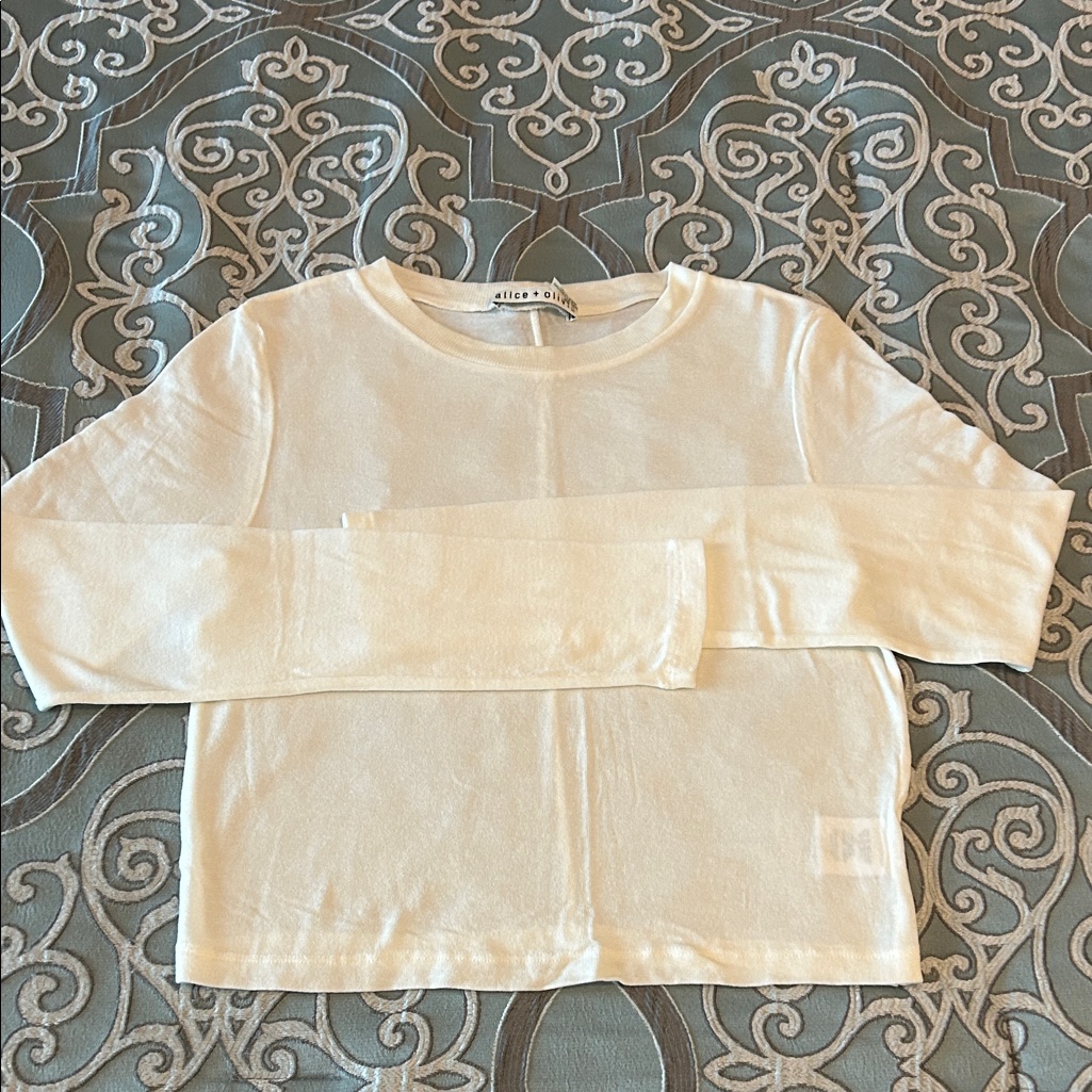 Alice + Olivia - White Crewneck Long Sleeve Sweater. Size M
